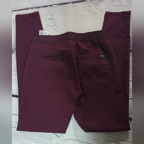 Signature by Levis Strauss Modern Contouring Stretch Jegging Pants Burgundy - Picture 8 of 16